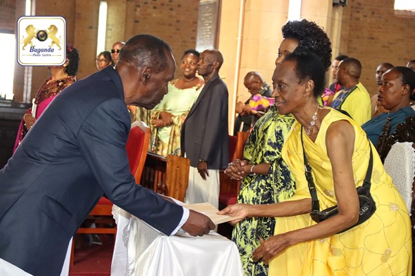 Oweek Luwaga Mugumbule nga akwasa Omubejja bagaaya obubaka okuva mu bwakabaka Image