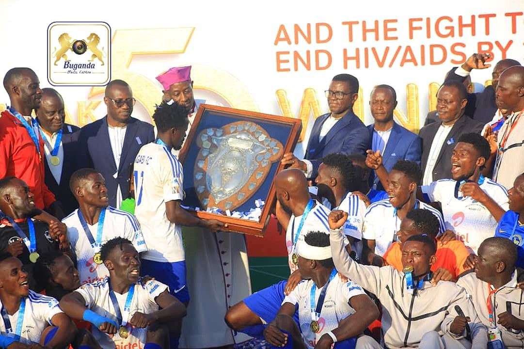 The Katikkiro handing over the trophy to the winners Image