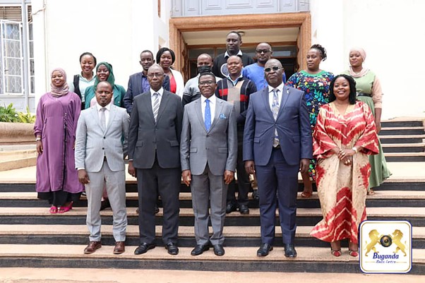 Katikkiro nga ali nebasenkulu be bitongole by'obwakabaka Image