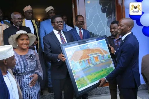 Pookino was presenting the Katikkiro with a picture of the Buddukiro house Image
