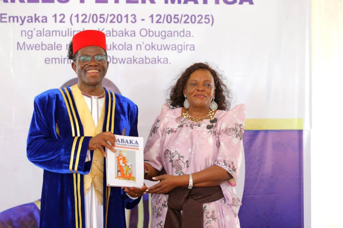 Owek. Katikkiro ne mukyala we nga batongoza ekitabo kye ekiggya Owek. Katikkiro ne mukyala we nga batongoza ekitabo kye ekiggya