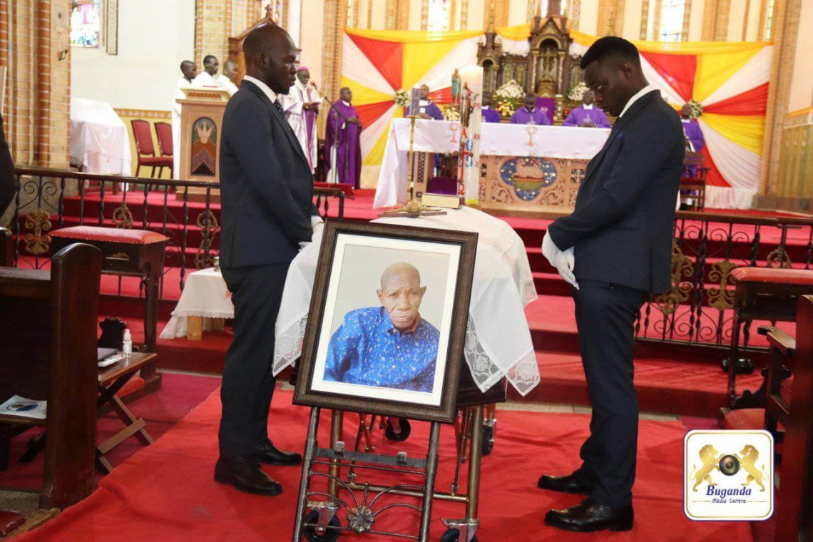Omubiri gw’omugenzi nga gusabirwa mu Klezia e Lubaga Omubiri gw’omugenzi nga gusabirwa mu Klezia e Lubaga