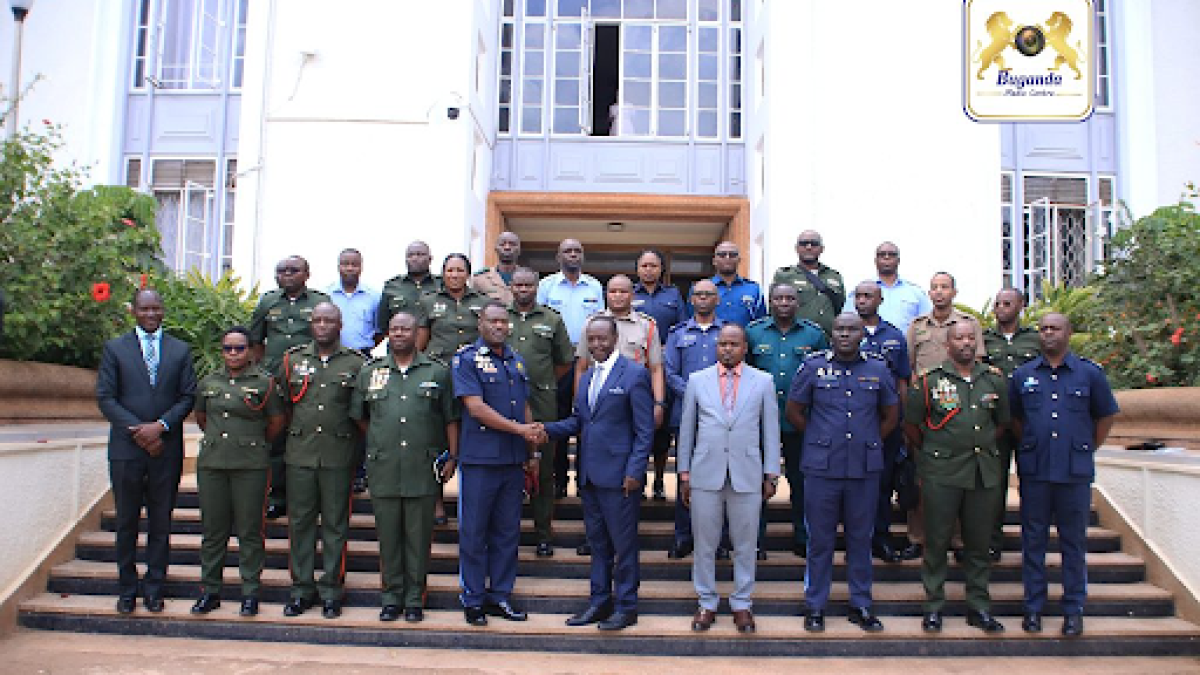 Owek. Patrick Luwaga Mugumbule ne Owek. Kazibwe baaniriza ekibinja okuva mu ttendekero ly’amagye ga Zambia e Bulange mu Mengo. Owek. Patrick Luwaga Mugumbule ne Owek. Kazibwe baaniriza ekibinja okuva mu ttendekero ly’amagye ga Zambia e Bulange mu Mengo.