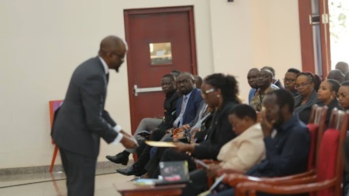 Owek. David Mpanga ng’atuusa obubaka bwa Kabaka eri muwala w’omugenzi. Owek. David Mpanga ng’atuusa obubaka bwa Kabaka eri muwala w’omugenzi.