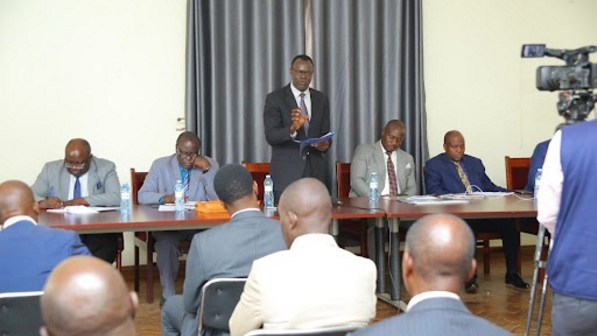 Wano Omukubiriza w’Abataka nga ayogerako gyebali. Wano Omukubiriza w’Abataka nga ayogerako gyebali.