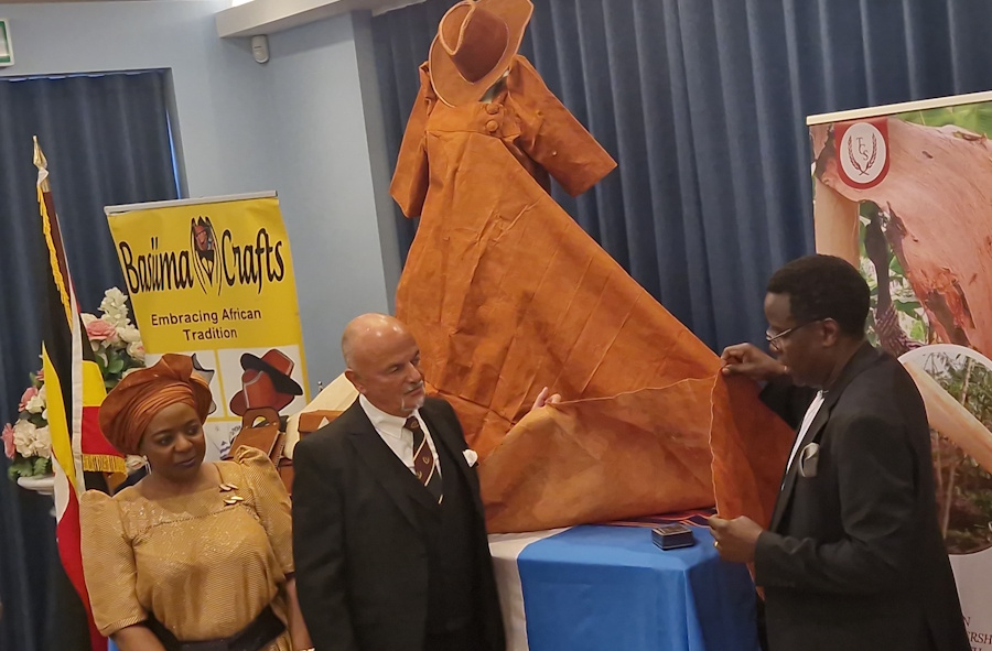 Oweek Ssalongo Geoffrey Kibuuka nga atongoza enkozesa y'Olubugo mu Bungereza ne Ireland Oweek Ssalongo Geoffrey Kibuuka nga atongoza enkozesa y'Olubugo mu Bungereza ne Ireland