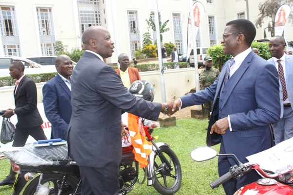 Katikkiro greeting the chief for the central division. Image