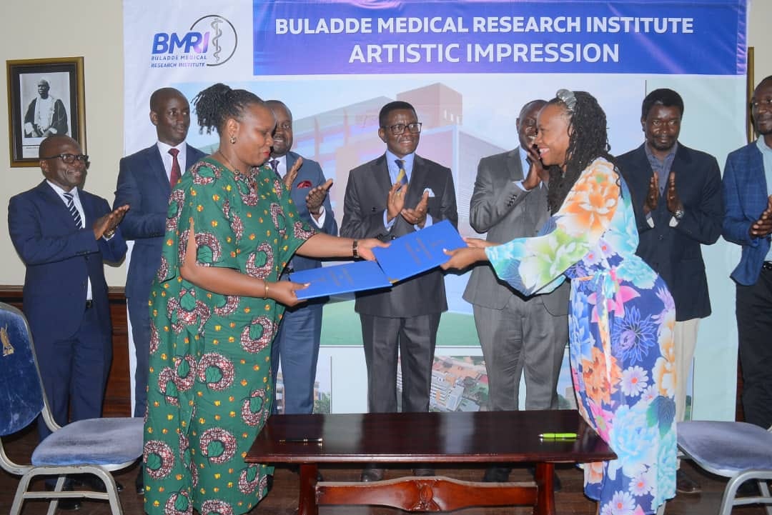 The healthy Minister on left exchanging the file with the buladde representative Image