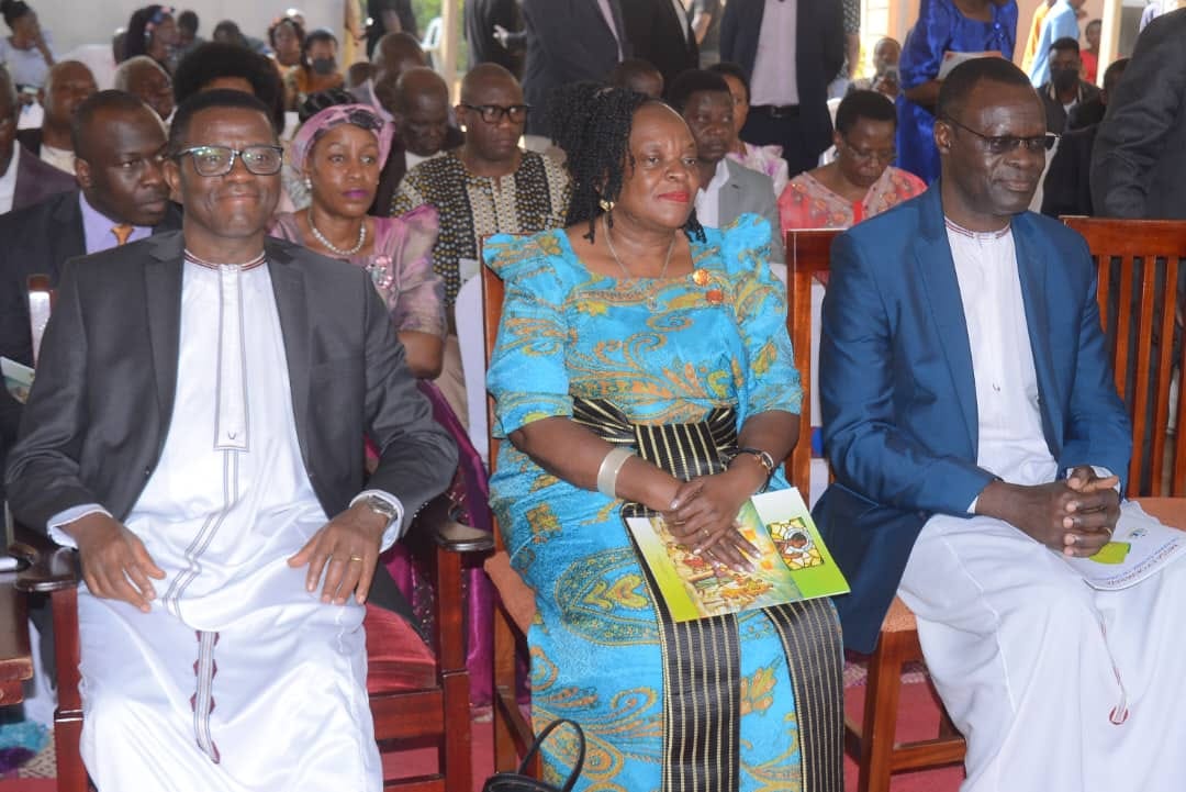 Katikkiro and his wife in the middle the one on left is the chairperson of the clan heads' omutaka augustine kizito mutumba. Image