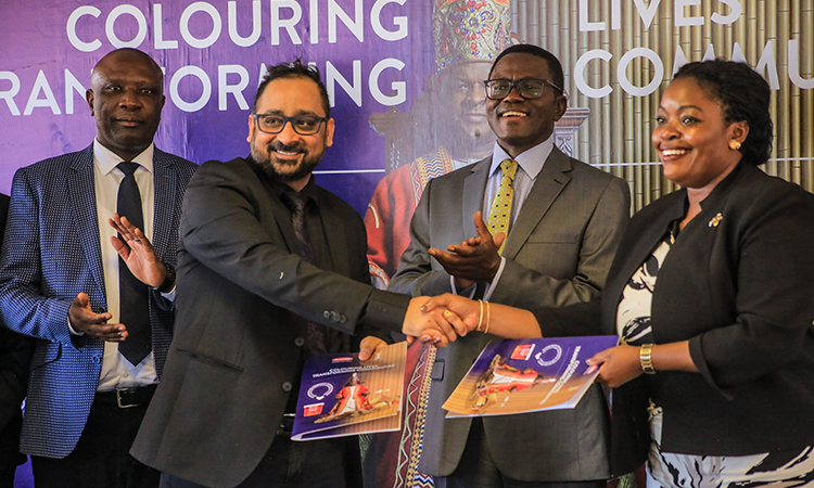 The Prime Minister and the CEO of Plascon during the renewal of the relationship with the kingdom Image