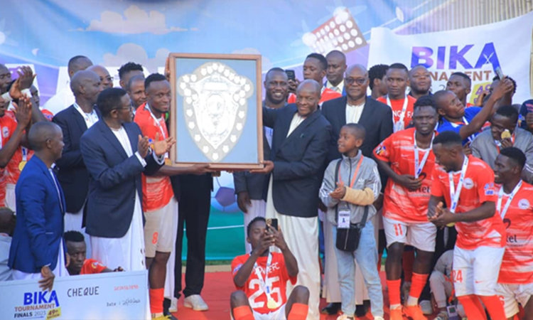 The King handing over the shield to the Engonge clan team captain Image