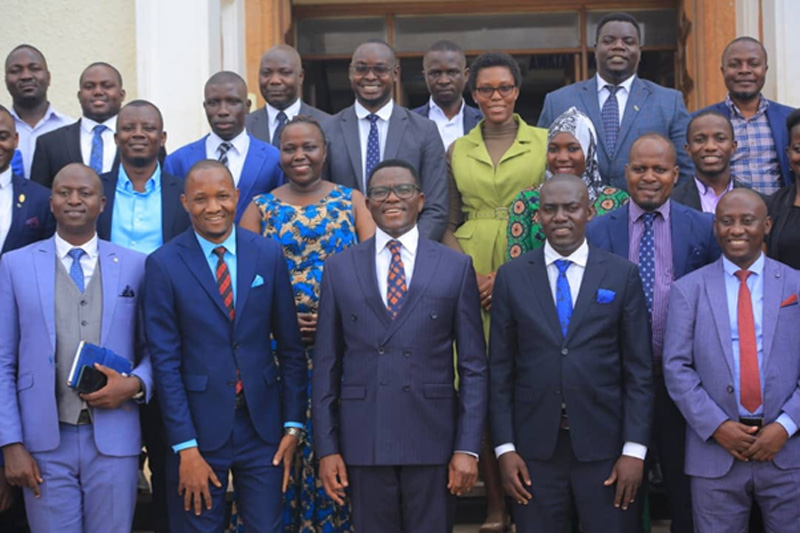 Abavubuka ba Buganda nga bakyalidde katikkiro. Image