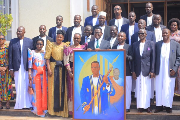 Ab’omutima Omuyanja nga bakyalidde Katikkiro. Image