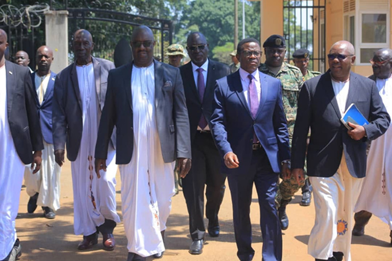 Katikkiro Charles Peter Mayiga nga atuuka ebunyoro. Image