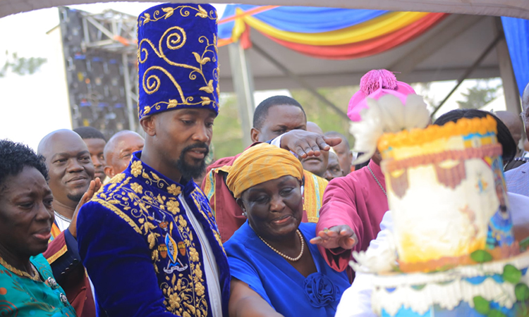 The Kyabazinga of Busoga, HRH William Gabula Nadiope IV at his coronation anniversary cutting the cake Image