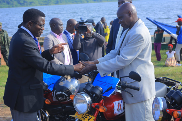 Katikkiro handed over the motorcycles to Buvuma’s chief. Image