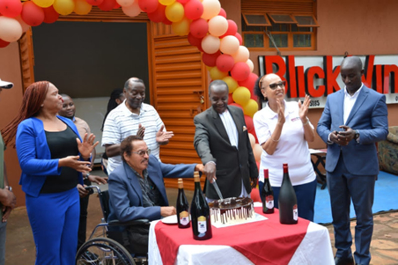 Oweek Patrick Luwaga Mugumbule nga atongoza Blick Wine. Image