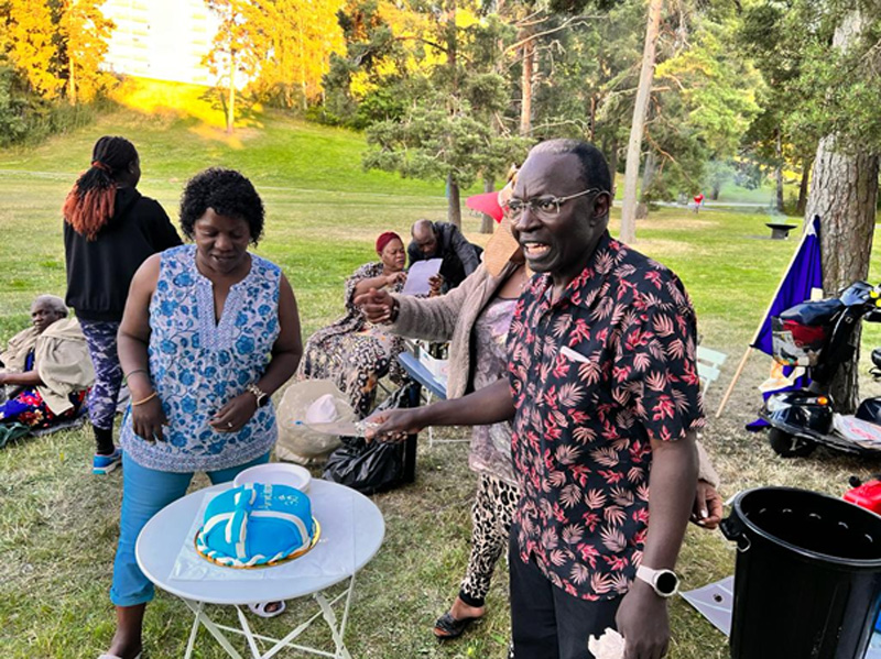 Owek Nelison Mugenyi cutting the coronation cake. Image