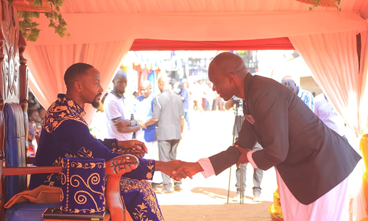 Hon. Noah Kiyimba greeting the Kyabazinga at the ceremony Image