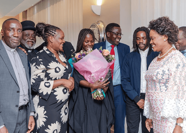 Omumbejja Ssangalyambogo (wakati) ne Nabagereka (ku dyo) ku matikila Image