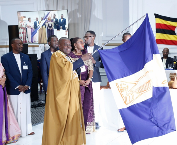 Muk. Sekisonge akwasa Muk Kiyaga bbendera ya Buganda okulaga nti eky'egulo kya Buganda UK ekya 2024 kya kubeera mu Birmingham ( Bendobendo Manchester) Image