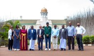 Sir Geoffrey Vos, omulamuzi omukulu e Bungereza, akyaddeko mu Buganda