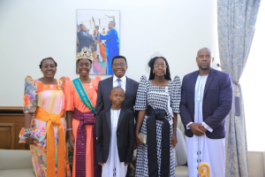 Katikkiro Mayiga Akubiriza Abavubuka Okubeera n’Obuvumu nga Ayaniriza Little Miss Uganda e Bulange